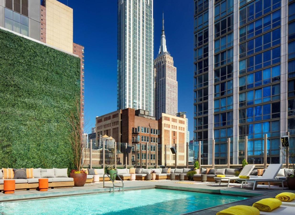 Royalton Park Avenue Nova York Exterior foto The rooftop pool at the Standard East Village