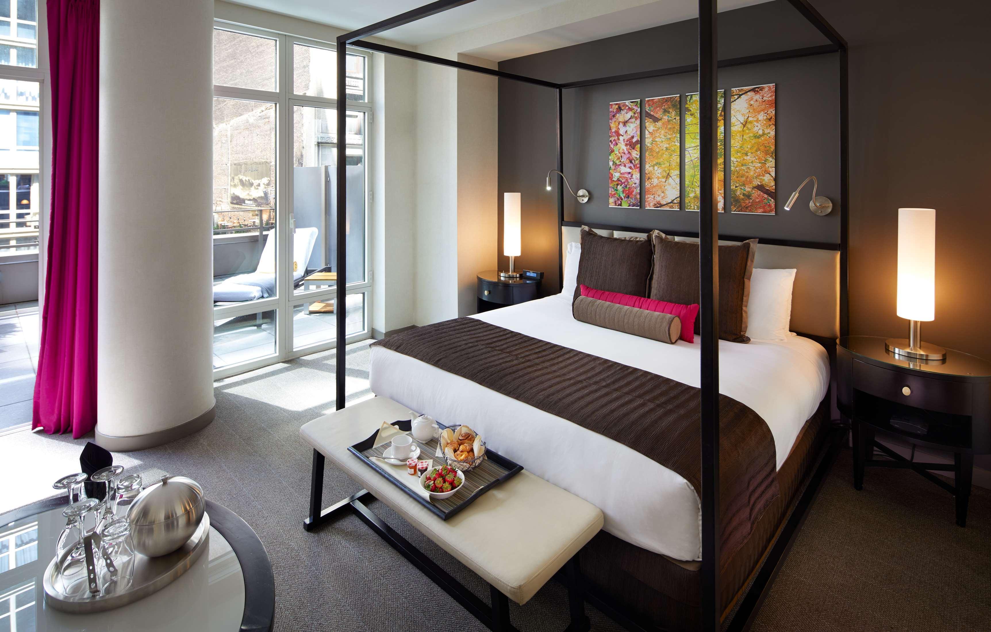 Royalton Park Avenue Nova York Exterior foto A bedroom at the Mandarin Oriental Washington DC