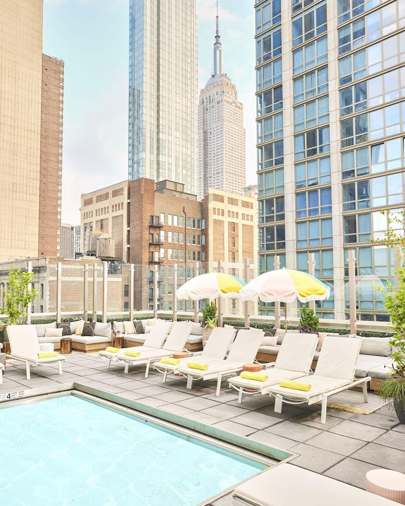 Royalton Park Avenue Nova York Exterior foto Rooftop pool at the Standard East Village